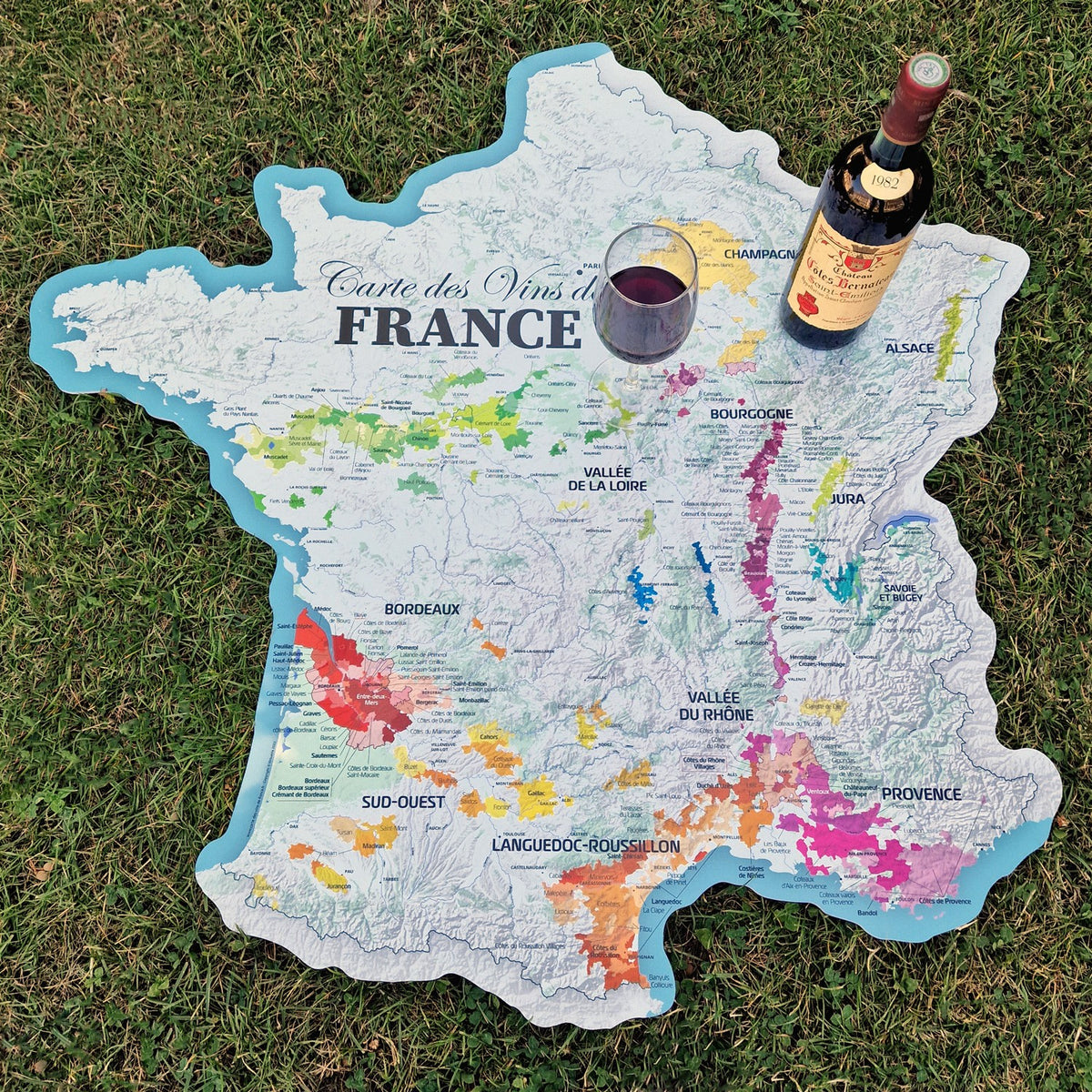 Carte des Vins de France - 85 cm (forme de l'hexagone) - dans l'herbe
